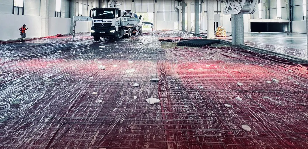 Fabrika zemininde hasır çelik ve beton pompası